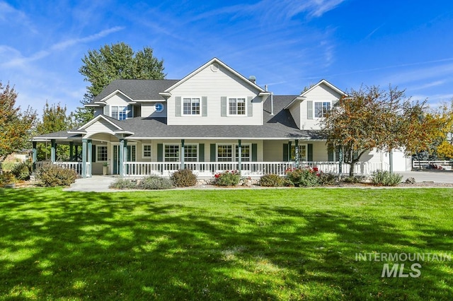 view of front of house featuring driveway, a porch, and a front yard