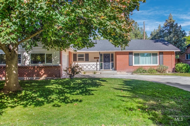 view of front of property featuring a front yard