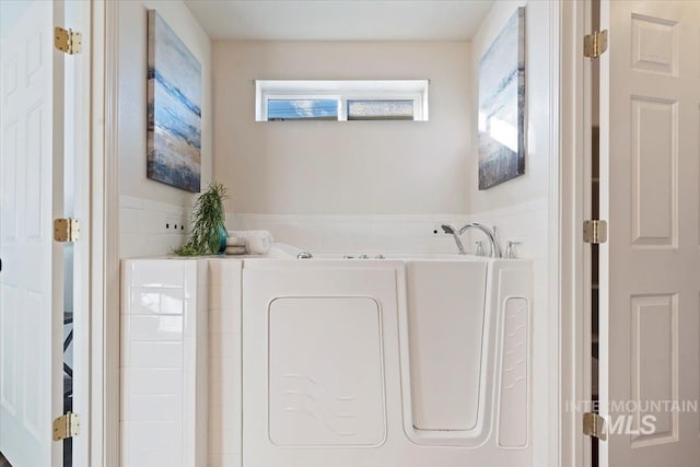 bathroom featuring a tub