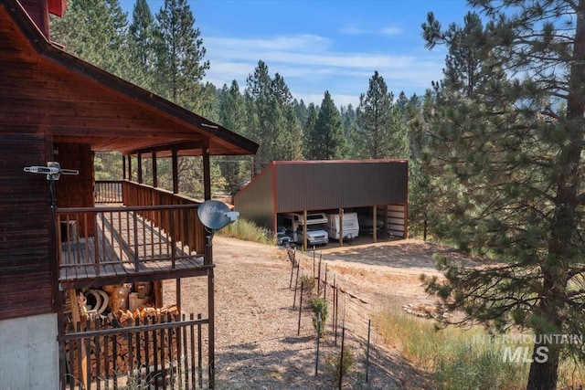 view of yard featuring an outdoor structure