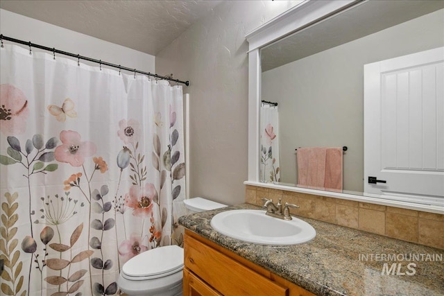 bathroom with toilet, vanity, tasteful backsplash, and a shower with curtain