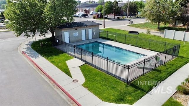 view of swimming pool featuring a yard