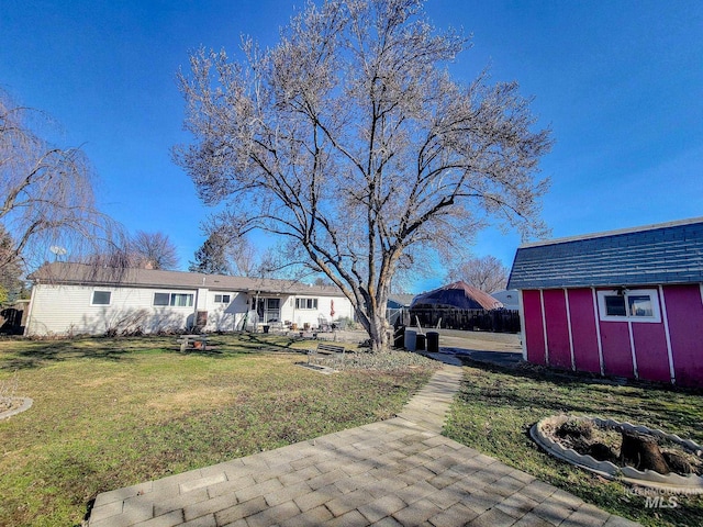 view of yard with an outdoor structure