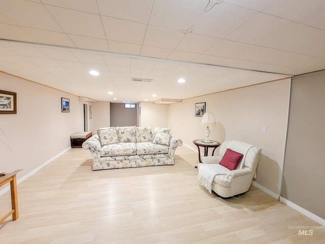 living room featuring baseboards, recessed lighting, visible vents, and light wood-style floors