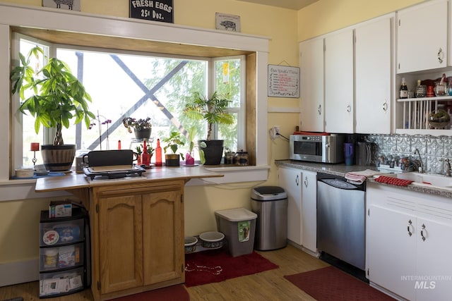 10489 Scotch Pine Rd, Payette, ID 83661 - kitchen featuring appliances with stainless steel finishes, plenty of natural light, light wood-style flooring, and backsplash