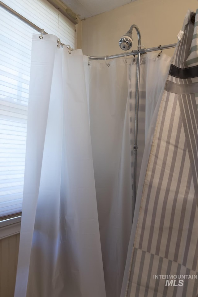 10489 Scotch Pine Rd, Payette, ID 83661 - full bathroom featuring a shower with shower curtain