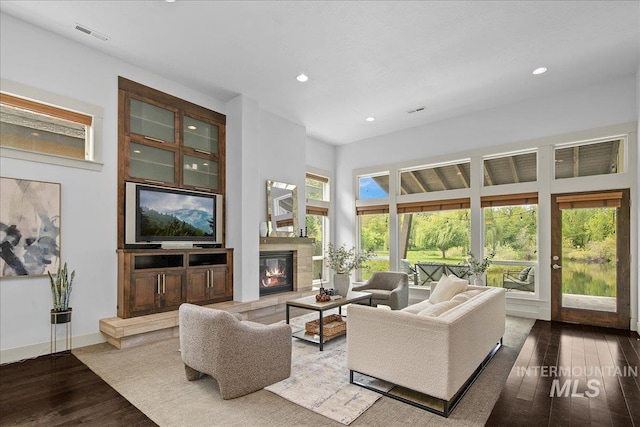 1337 E Lone Shore Dr, Eagle, ID 83616 - living room featuring wood finished floors, recessed lighting, a glass covered fireplace, and baseboards