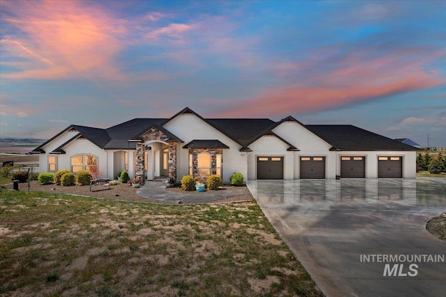 view of front of property featuring stucco siding, an attached garage, and driveway