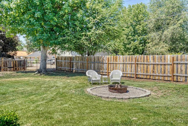 413 S Minnesota Ave, Fruitland, ID 83619 - fenced backyard featuring a fire pit