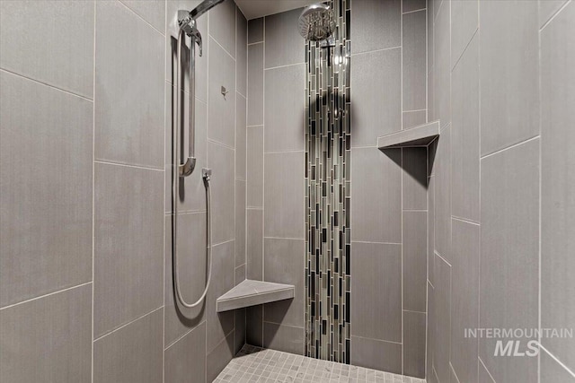 bathroom featuring a tile shower