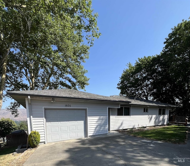 1605 Vineyard Dr, Lewiston, ID 83501 - view of front facade with asphalt driveway
