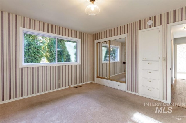 1605 Vineyard Dr, Lewiston, ID 83501 - carpeted empty room featuring wallpapered walls and a smoke detector