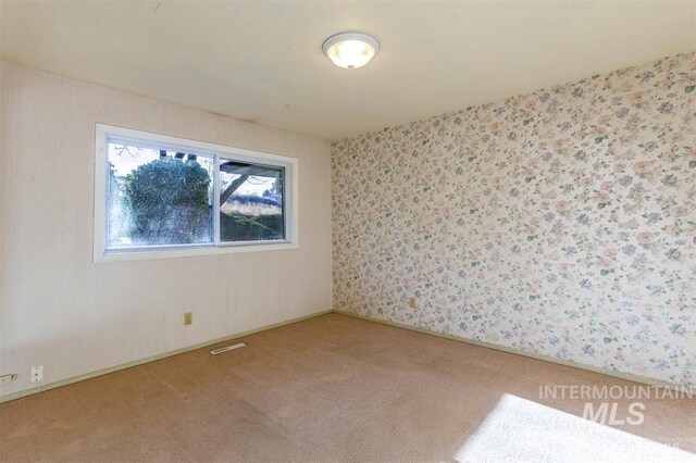 1605 Vineyard Dr, Lewiston, ID 83501 - spare room with carpet flooring and wallpapered walls