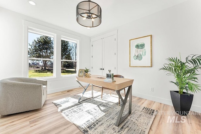 office area featuring a chandelier, recessed lighting, light wood-style flooring, and baseboards