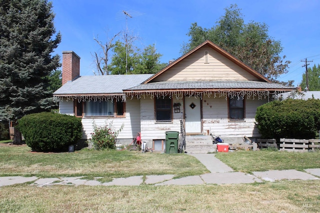 view of front of home with a front lawn