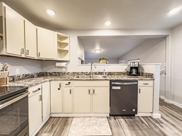 kitchen featuring light wood-style flooring, a sink, stainless steel appliances, and recessed lighting