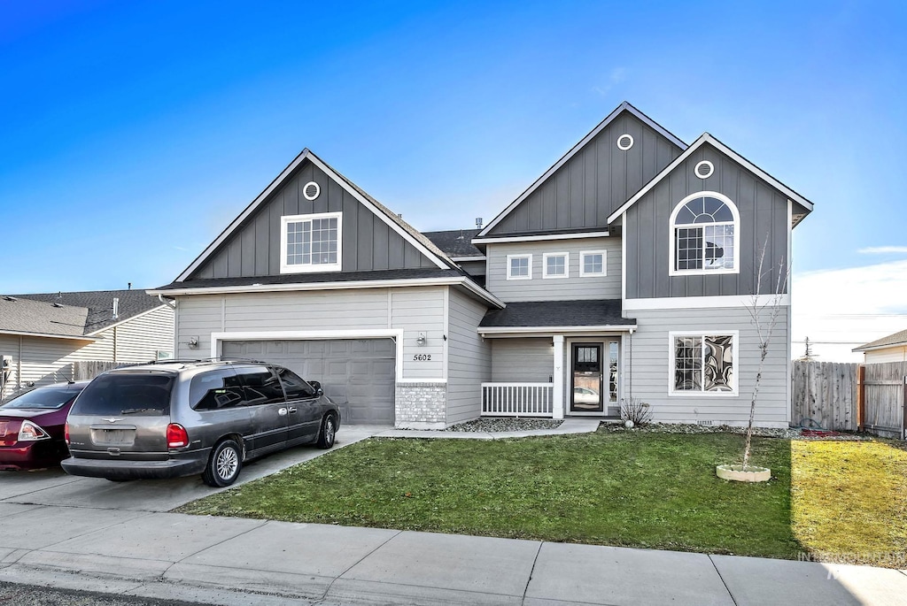 view of front facade with a front yard