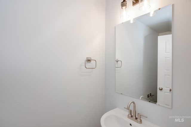 bathroom featuring sink