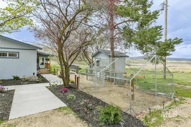 view of yard featuring an outbuilding