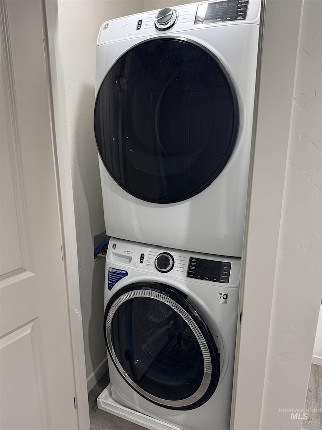 504 S Utah, Fruitland, ID 83619 - washroom with stacked washer / dryer