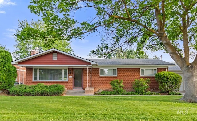 single story home featuring a front yard