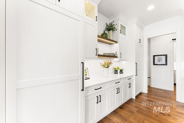 bar with tasteful backsplash, recessed lighting, baseboards, and wood finished floors