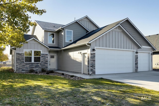 craftsman house featuring a garage and a front lawn