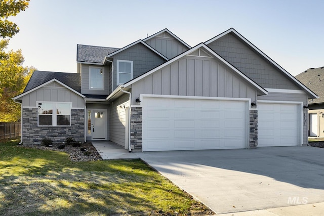 craftsman-style home featuring a front lawn and a garage