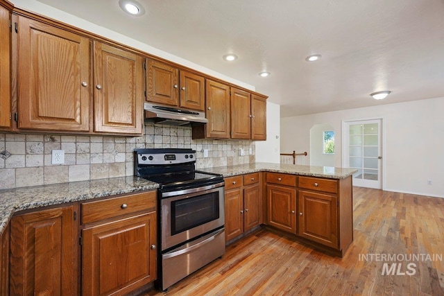 646 W Falls Ave, Twin Falls, ID 83301 - kitchen featuring electric stove, under cabinet range hood, brown cabinets, light wood-style flooring, and recessed lighting