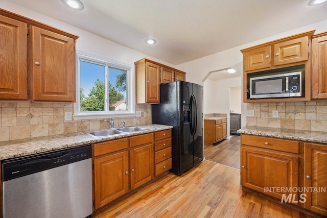 646 W Falls Ave, Twin Falls, ID 83301 - kitchen featuring appliances with stainless steel finishes, light wood-style floors, tasteful backsplash, brown cabinets, and recessed lighting