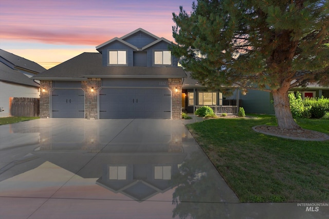 view of front of home featuring a lawn