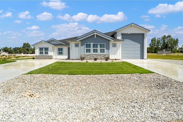 view of front of home featuring a front yard and a garage