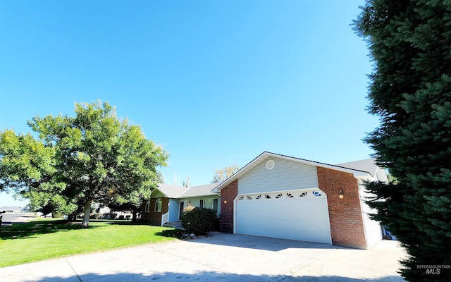 view of front of property featuring a garage and a front yard