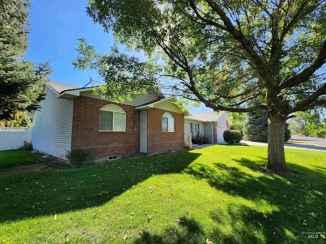 ranch-style house featuring a front yard