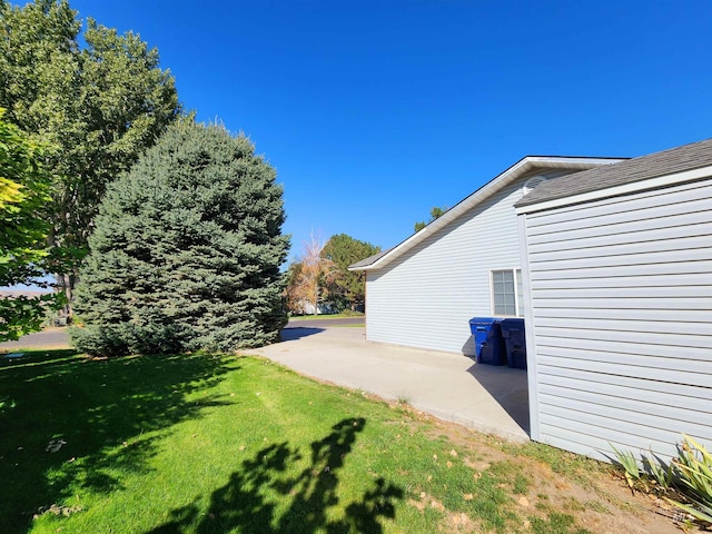 view of yard with a patio