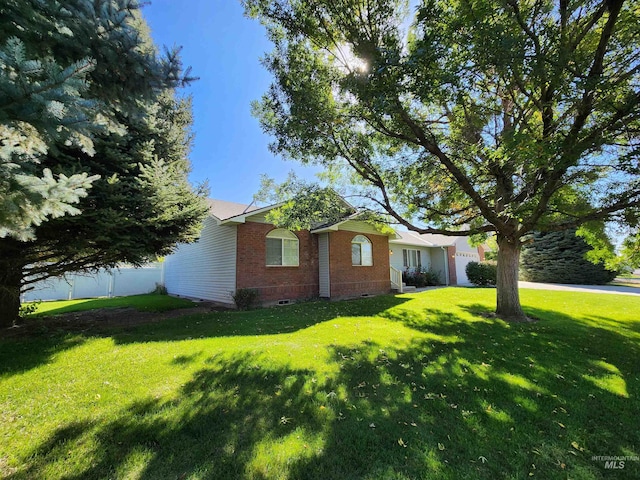 view of front of home featuring a front lawn