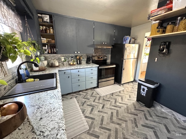 kitchen with stainless steel appliances, sink, and decorative backsplash