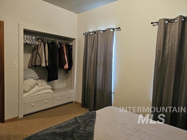 bedroom featuring carpet flooring and a closet