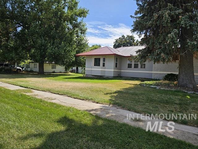 view of front of property with a front lawn