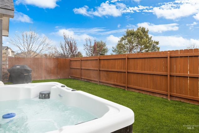 view of yard featuring a hot tub