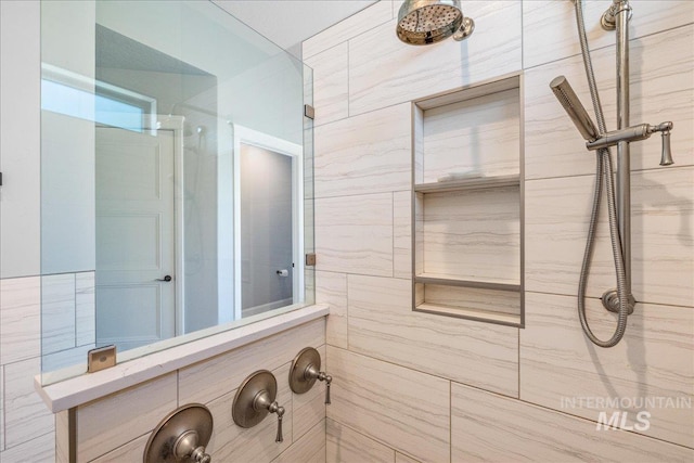 bathroom featuring a tile shower