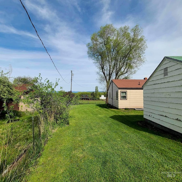 view of yard featuring a storage unit