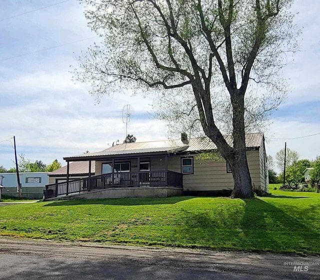 view of front of property featuring a front lawn and a porch