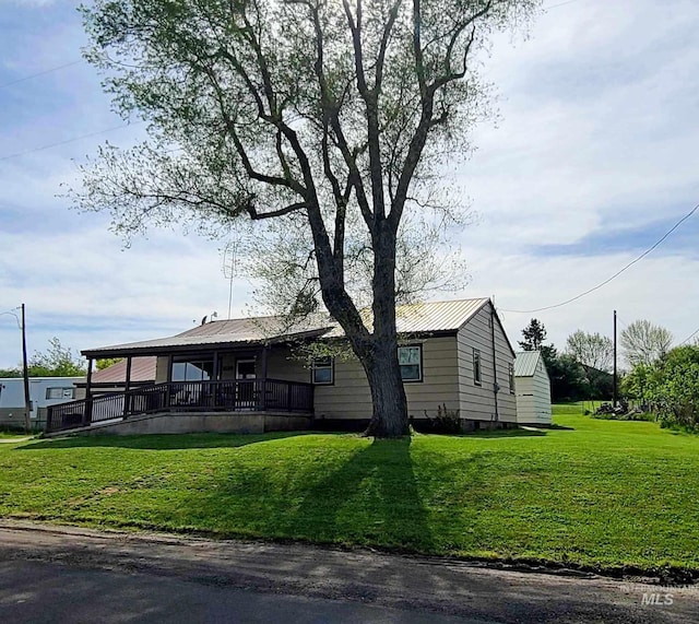 view of front of house featuring a porch and a front lawn