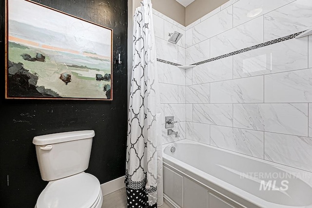 full bathroom featuring toilet and shower / tub combo with curtain