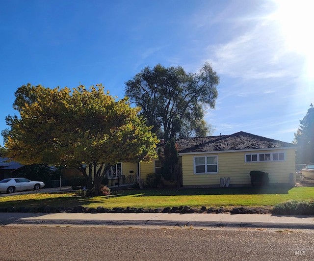 view of front facade featuring a front lawn