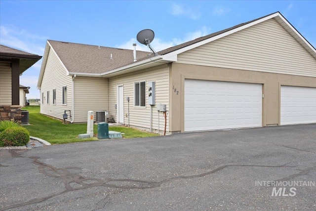 182 New Hampshire Way, Twin Falls, ID 83301 - view of front of home featuring a garage, central AC unit, and a front yard