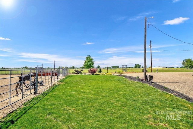 view of yard featuring a rural view