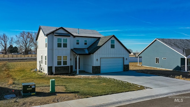 view of front facade featuring a garage and a front yard