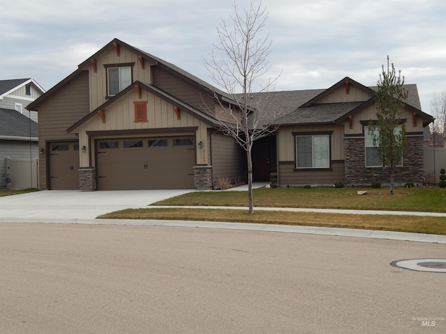 craftsman house featuring a front lawn